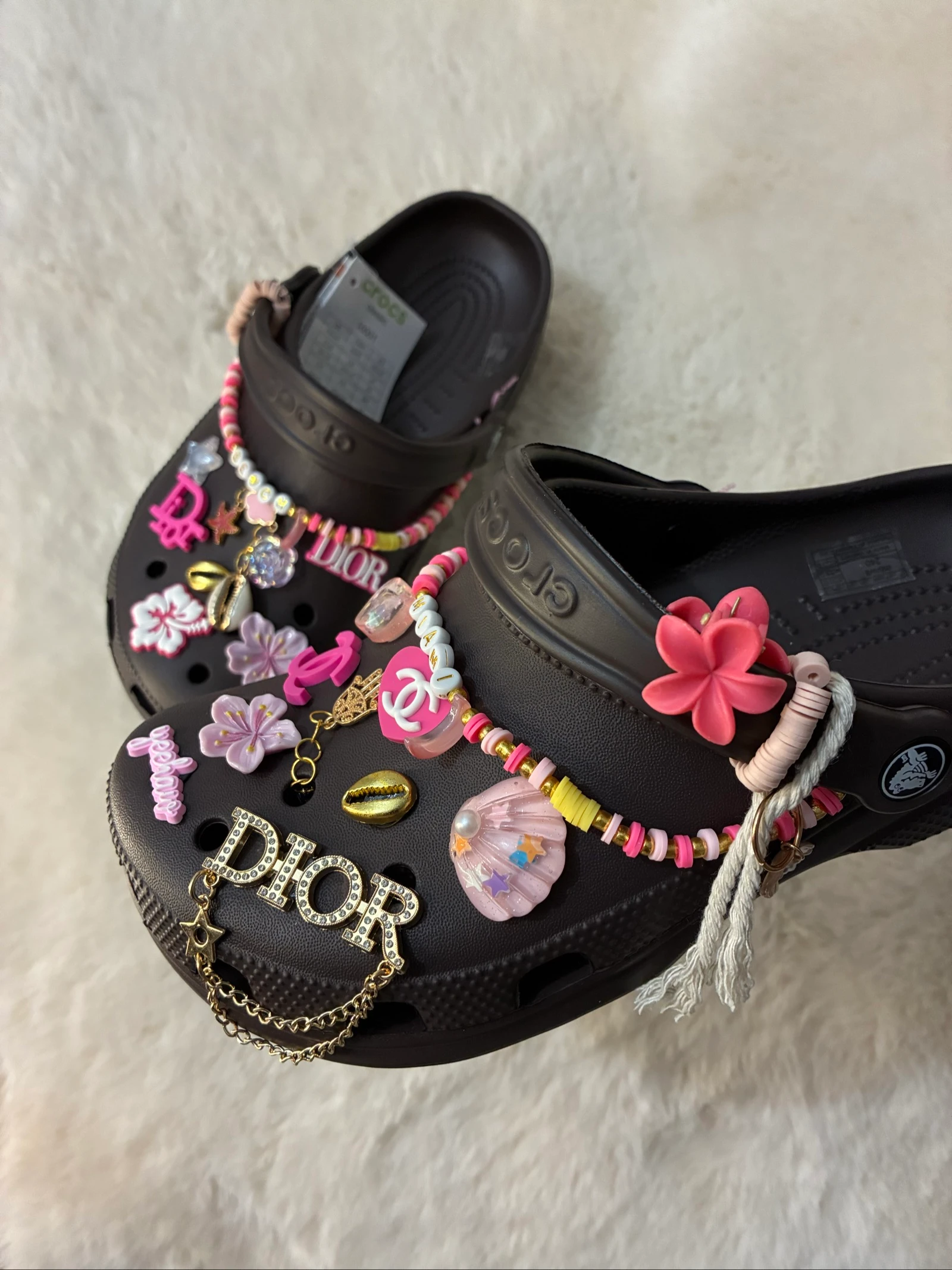 Crocs marrom vendido com as decorações – photo 8